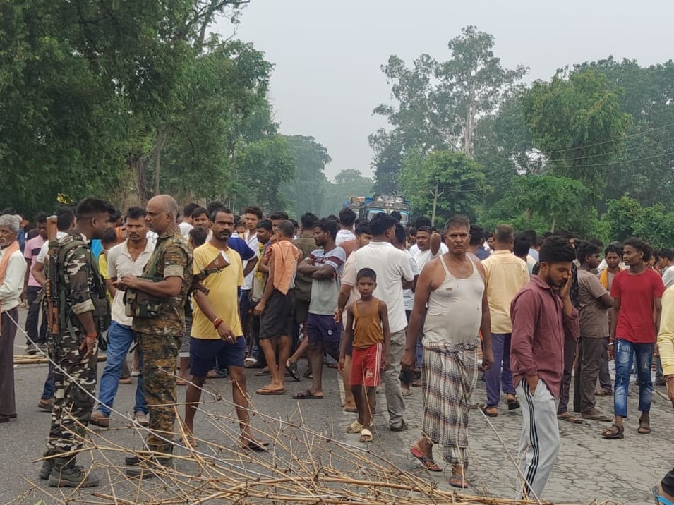 फिलहाल पुलिस लगातार परिजनों से वार्ता कर रही है, ताकि सड़क जाम को खत्म कराया जा सके।