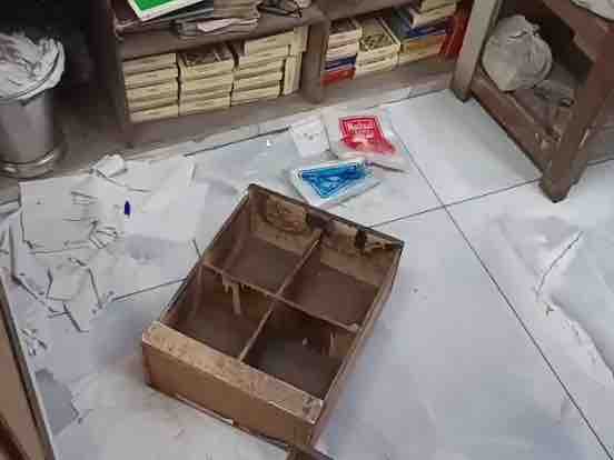 गल्ले का समान पड़ा जमीन पर।