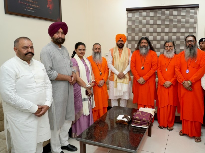 मानव सेवा के क्षेत्र में किए जा रहे कार्यों की सराहना करते हुए शुभकामनाएं दीं।