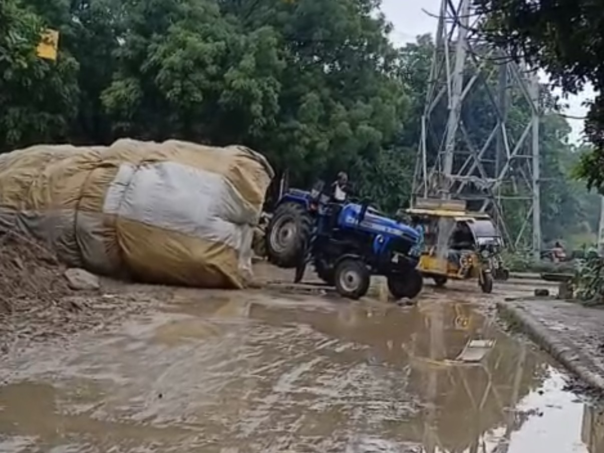 बाल-बाल बचा ड्राइवर; लोग बोले- प्रशासन ने चेतावनी बोर्ड या बैरिकेडिंग नहीं लगाई|गुरुग्राम,gurugram - Dainik Bhaskar