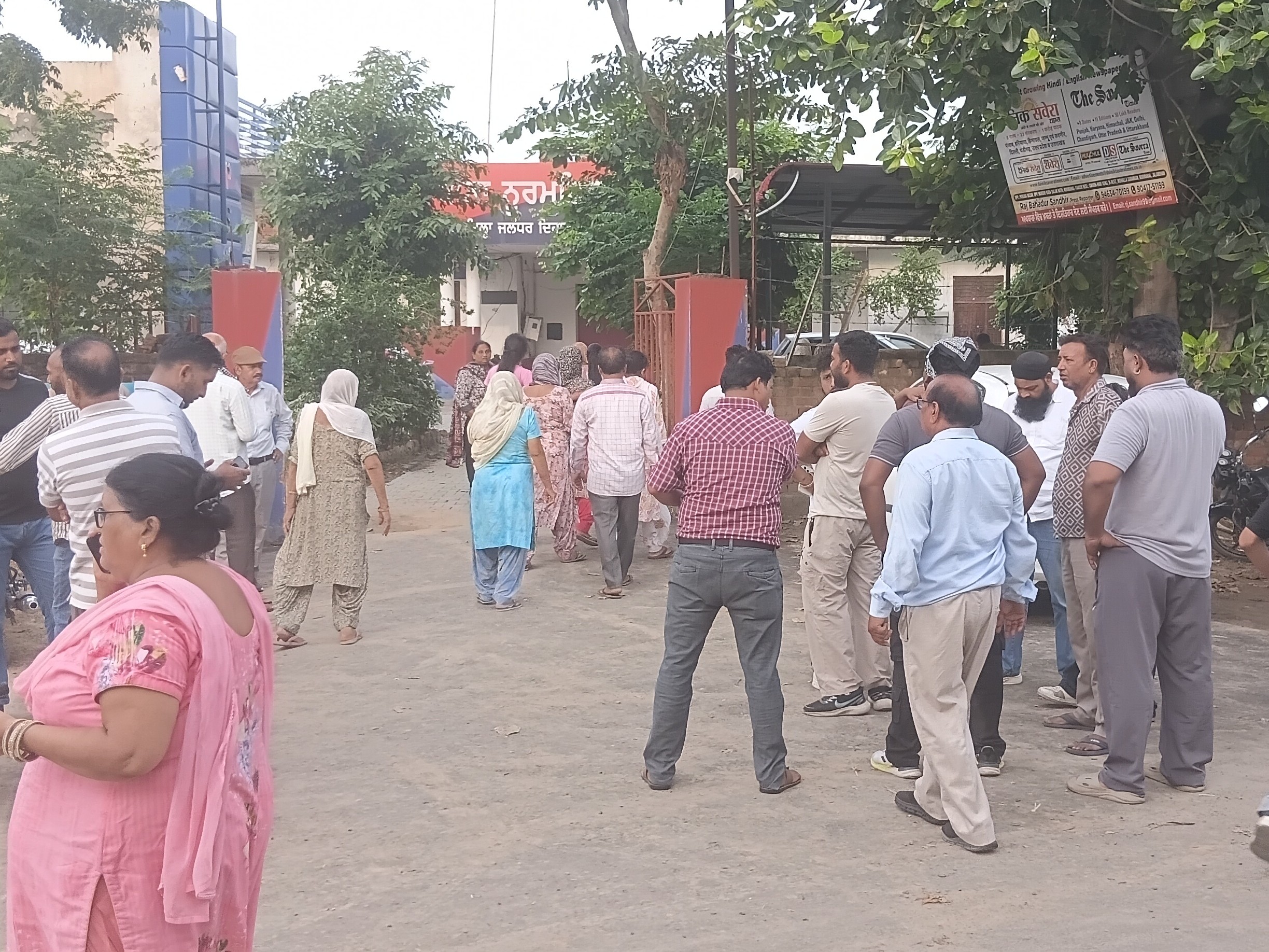 थाने पर पहुंचे परिवार के लोग।