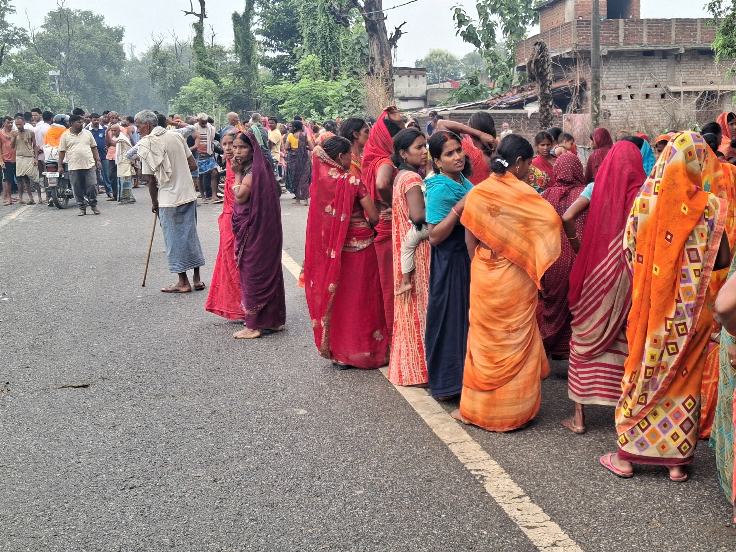 प्रदर्शन कर रहे लोगों ने दोषियों के खिलाफ अविलंब कड़ी कार्रवाई की मांग की।