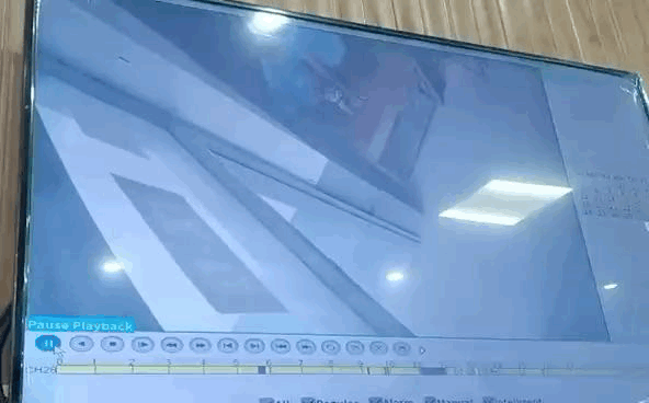 टीचर बच्चे को गर्दन से पकड़कर लैब के अंदर ले गया।