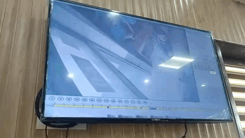 बच्चे को खींचकर कमरे के दूसरे कोने में ले जाते हुए।