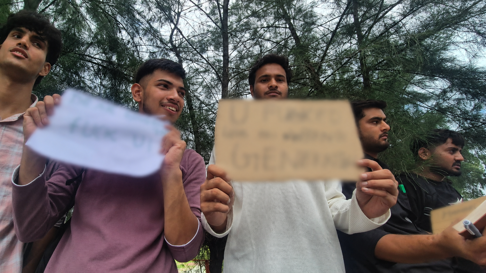 प्रदर्शकारी आपत्तिजनक पोस्टर लेकर पहुंचे, जिसमें सरकार के खिलाफ नारे लिखे थे।