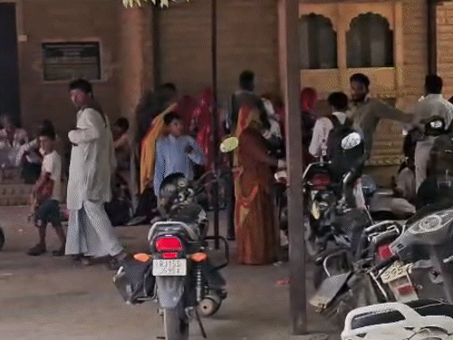 हालांकि, बैंक के बाहर काम चलता रहा। इसमें कोई भी परेशानी नहीं आई।