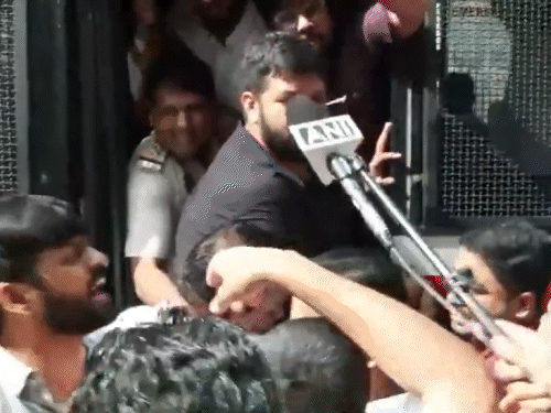 हंगामा बढ़ने के बाद पुलिस ने प्रदर्शनकर रहे कांग्रेसी नेताओं को हिरासत में लिया।