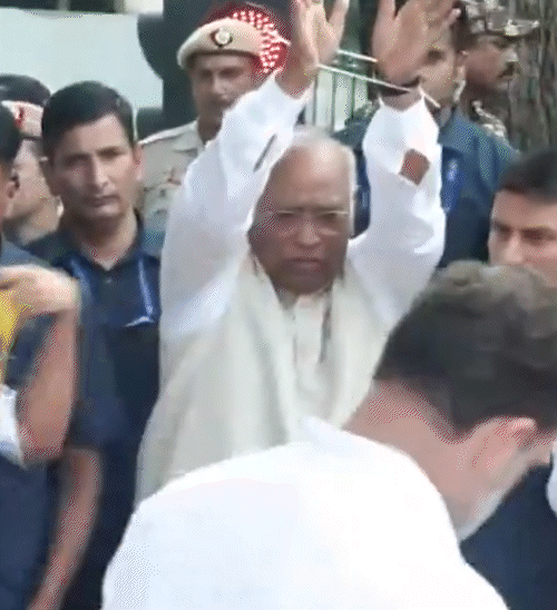 कांग्रेस अध्यक्ष मल्लिकार्जुन खड़गे ने प्रदर्शन के दौरान सांकेतिक रूप से अपने हाथ बांध रखे थे।