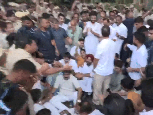 पुलिस ने राहुल गांधी से हटने की अपील की, लेकिन राहुल ने उन्हें अपने बंधे हुए हाथ दिखाए।