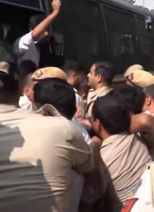 पुलिस ने प्रदर्शन कर रहे कांग्रेसियों को गाड़ियों में जबरन बैठाया है। इन्हें कहां लेकर गए, इसकी जानकारी नहीं है।