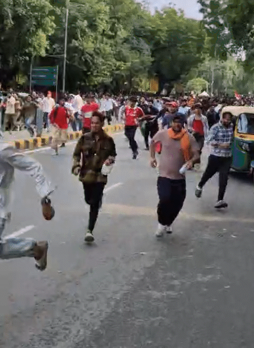 काही वेळ सूचना आणि इशारा दिल्यानंतर, पोलिसांनी पुन्हा एकदा जंतर मंतरवरून आंदोलनासाठी जमलेल्या लोकांना हटवायला सुरुवात केली.