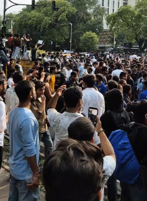 कॉकरोच जनता पक्षाच्या आंदोलनाच्या दुसऱ्या दिवशी मोठा जमाव जमला होता आणि त्यांना पोलिसांनी इशारा दिला.