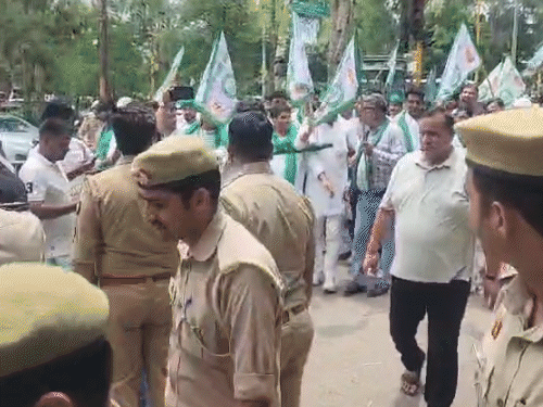 किसान लगातार नारेबाजी करते रहे.