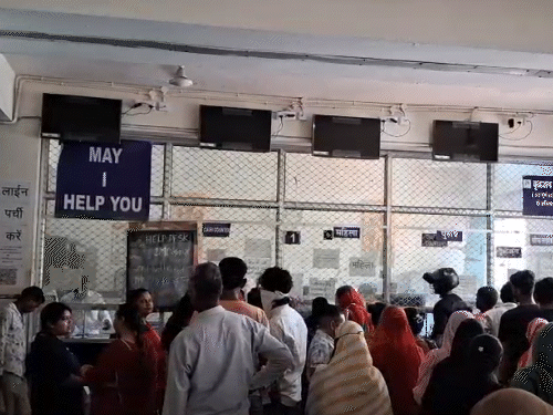 फोटो महात्मा गांधी हॉस्पिटल की ओपीडी का है। यहां चार स्क्रीन लगाई गई है, जिनमें टोकन नंबर दिखाई देगा।