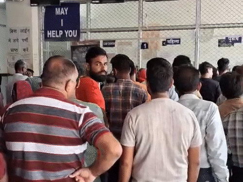 ओपीडी में लगी मरीजों की लाइन। दावा है कि नया सिस्टम लागू होने के बाद ये मरीजों को लाइन में खड़े रहने की जरूरत नहीं पड़ेगी।