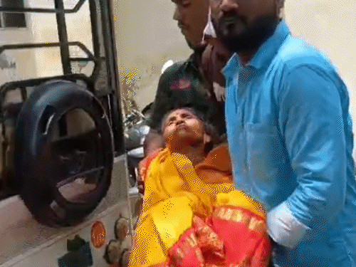देवरिया मेडिकल कॉलेज में कार्य बहिष्कार, बिना इलाज लौटे मरीज। - Dainik Bhaskar