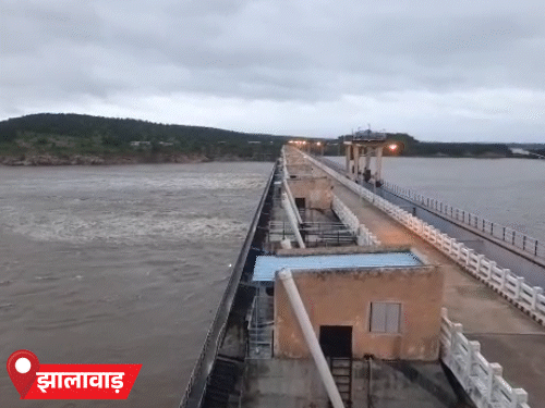 मध्यप्रदेश से आ रहे बारिश के पानी के कारण झालावाड़ के कालीसिंध बांध का एक गेट खोला है।