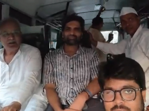 दिल्ली में पुलिस ने भूपेश बघेल को बस में बैठाया।