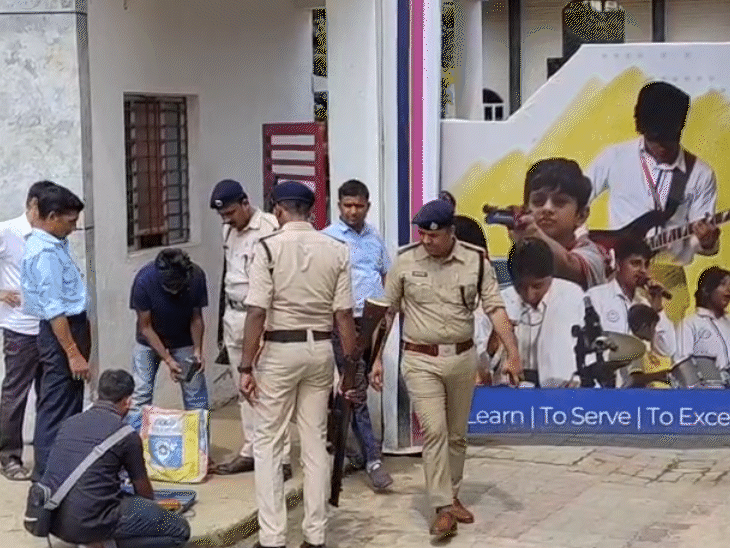 धमकी मिलने के बाद पुलिस स्कूल में सर्च ऑपरेशन चला रही है।