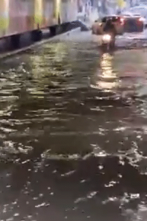 प्रयागराज में अंडरपास में 2 फीट तक पानी भर गया।