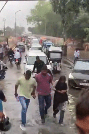 प्रयागराज में सोमवार को तेज बारिश हुई। सड़कों पर पानी भर गया। लंबा जाम लगा।