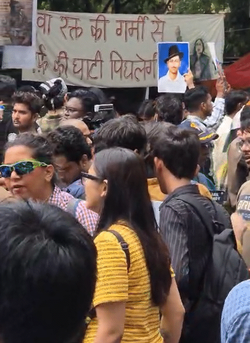 जंतर-मंतर पर मंगलवार सुबह 7 बजे ही प्रदर्शनकारी बड़ी संख्या में इकट्ठा हो गए।