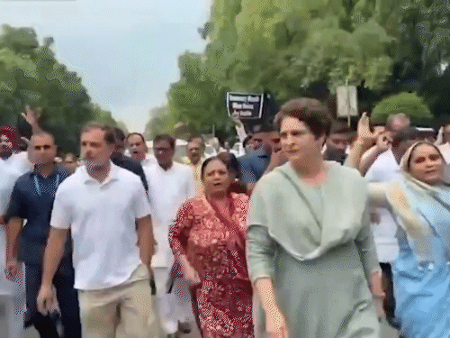 राहुल और प्रियंका कांग्रेसी नेताओं के साथ पीएम आवास के लिए निकले।