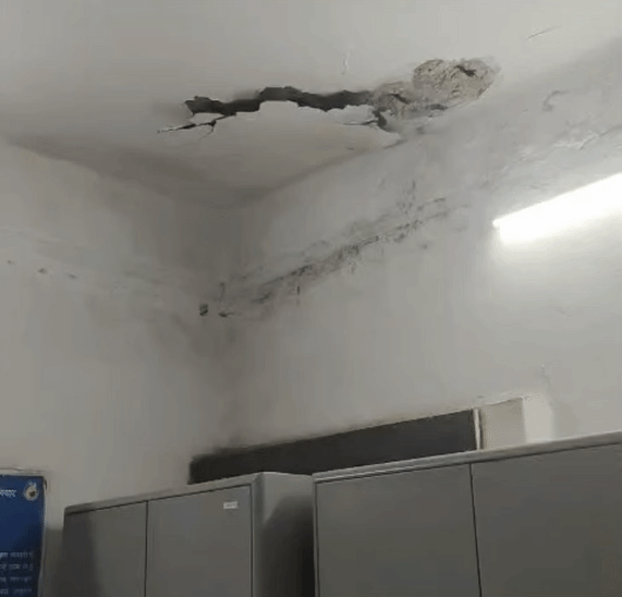 छत का प्लास्टर कभी भी गिर सकता है।