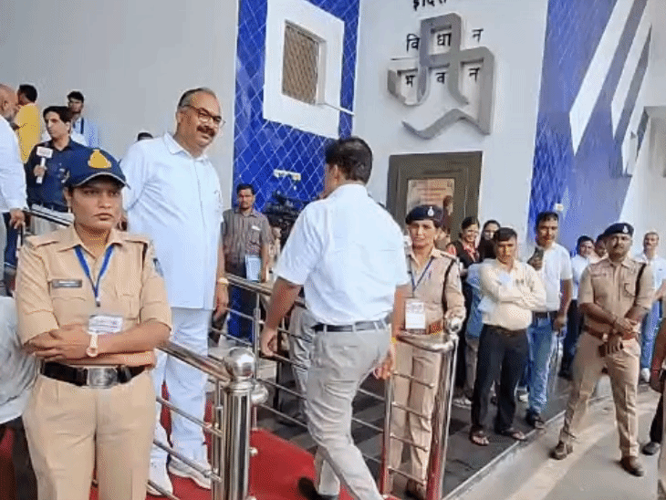 मध्य प्रदेश विधानसभा के मानसून सत्र के दौरान अंदर जाते हुए विधायक।