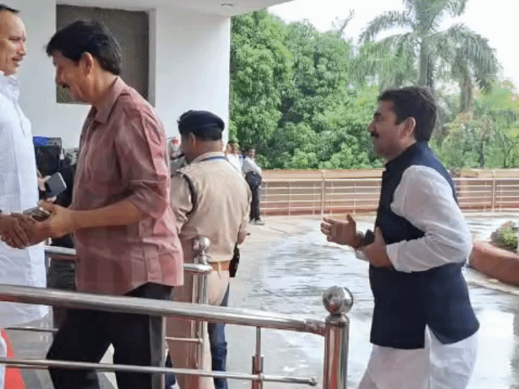 विधानसभा सत्र के दौरान विधायक।