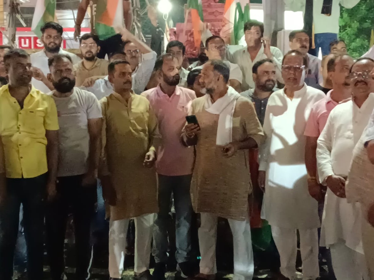 मालवीय चौक पर प्रदर्शन करते कांग्रेसी।