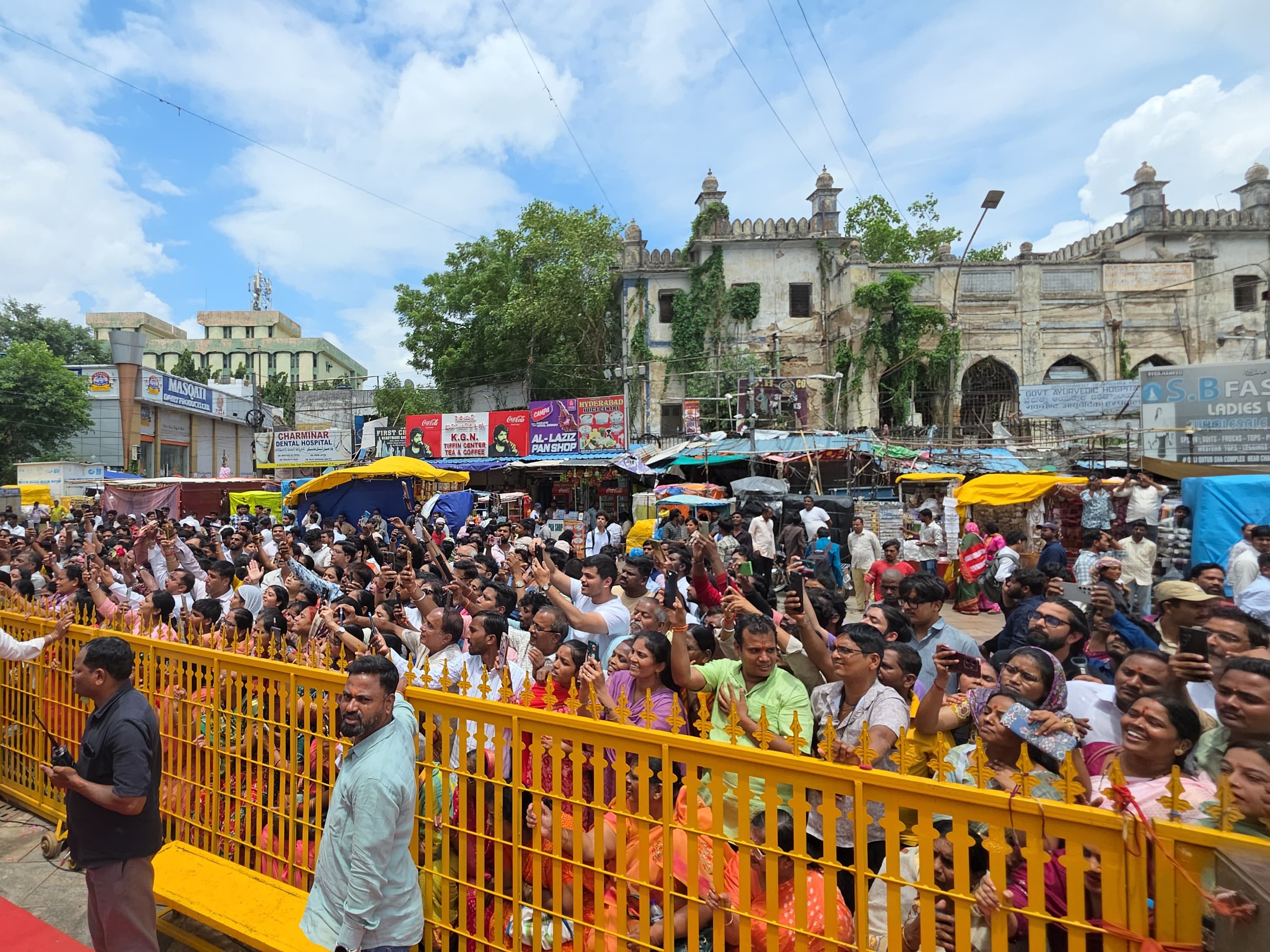 दर्शन के दौरान चारमीनार परिसर जय श्री राम के नारों से गूंज उठा