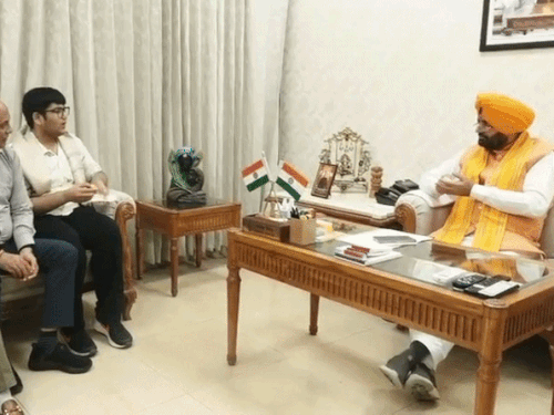 पंशुल बंसल व परिवार से बातचीत करते हुए सीएम नायब सैनी।