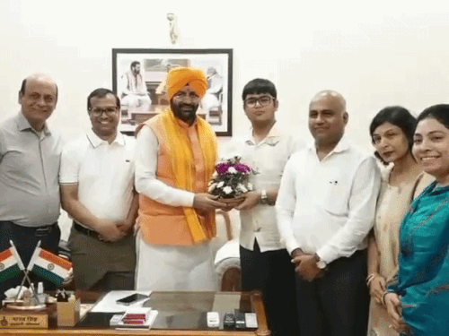 पंशुल बंसल को सम्मानित करते हुए सीएम नायब सैनी।
