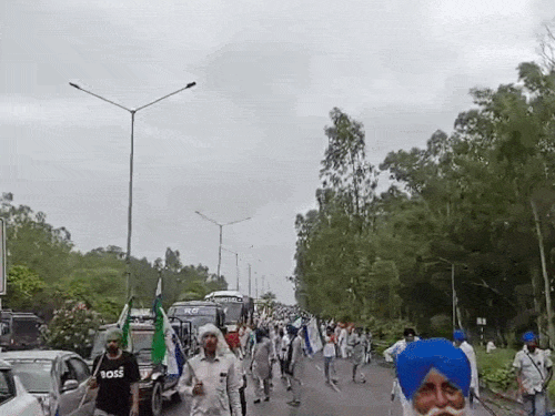 किसान बसों और गाड़ियों से बॉर्डर पर पहुंचे हैं.