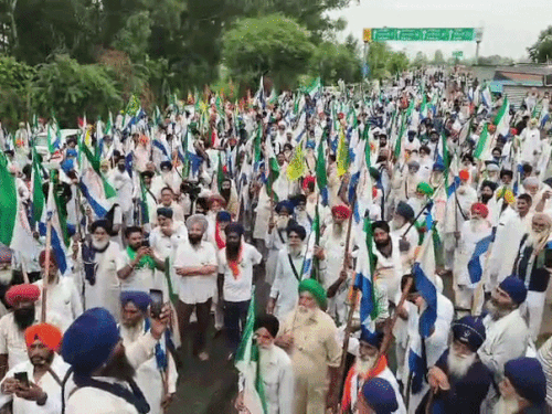 शंभू बॉर्डर पर झंडे लेकर पहुंचे किसान.