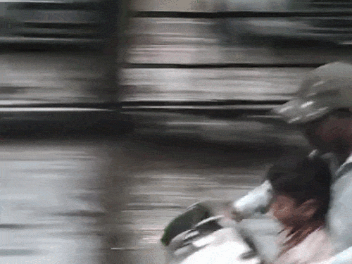 बारिश के बीच गुजरते वाहन।