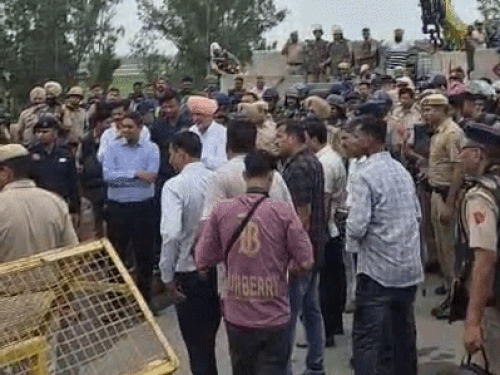 किसान नेताओं से मिलने शंभू बॉर्डर पहुंचे हरियाणा के कृषि मंत्री श्याम सिंह राणा।