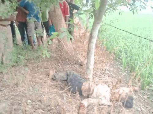 युवती का शव मिलने के बाद पुलिस जांच के लिए पहुंची और मौके पर जमा लोग।