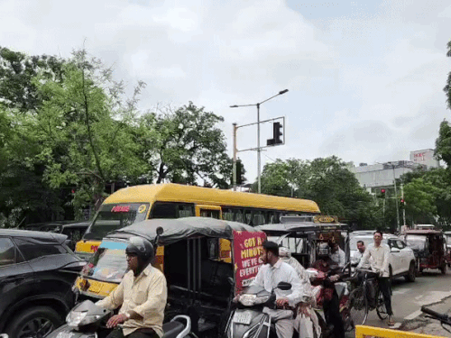 दफ्तर और स्कूल जाने वाले लोग परेशान हो गए।
