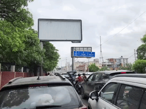 सड़क पर लगातार हॉर्न बजते रहे।