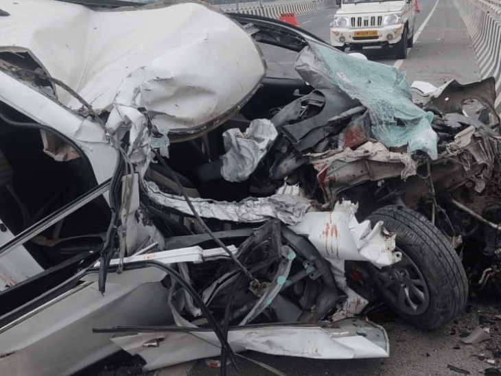 ट्रक में घुसी तेज रफ्तार कार; क्लब में फुटबॉल फाइनल मैच देखकर दिल्ली लौट रहे थे|गुरुग्राम,gurugram - Dainik Bhaskar