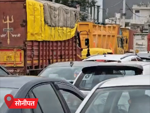 सोनीपत में कुंडली-सिंघु बॉर्डर पर लगा 3 किमी लंबा जाम। करनाल में बैरिकेडिंग लगाते पुलिसकर्मी। करनाल में किसान पैदल ही दिल्ली की ओर बढ़ रहे है। - Dainik Bhaskar