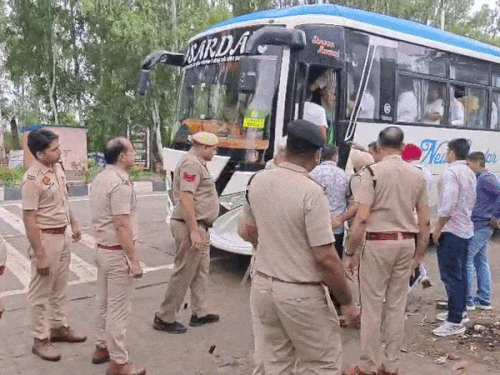 कुरुक्षेत्र में प्राइवेट बस से दिल्ली जा रहे किसानों को पुलिस ने ज्योतिसर चौकी के पास लगे नाके पर रोक लिया।