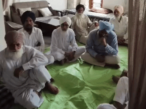 गांव पंजेटो में गुरप्रीत के घर पहुंचे ग्रामीण।