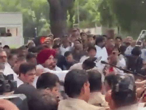 कांग्रेस प्रधान राजा वडिंग से पुलिस की धक्का मुक्की।