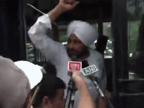 Delhi Information | Rahul Gandhi &Amp; Punjab Mps Detained Exterior Pm Home 2 चरणजीत चन्नी को हिरासत में लेकर जाती हुई पुलिस। इस दौरान उन्होंने पीएम और गृहमंत्री इस्तीफा दो के नारे लगाए।