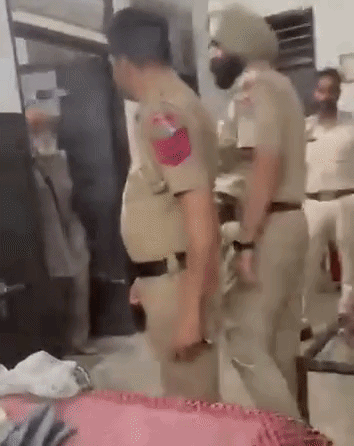 किसान नेता दिलबाग सिंह के बेडरूम में रेड करने पहुंची पुलिस।