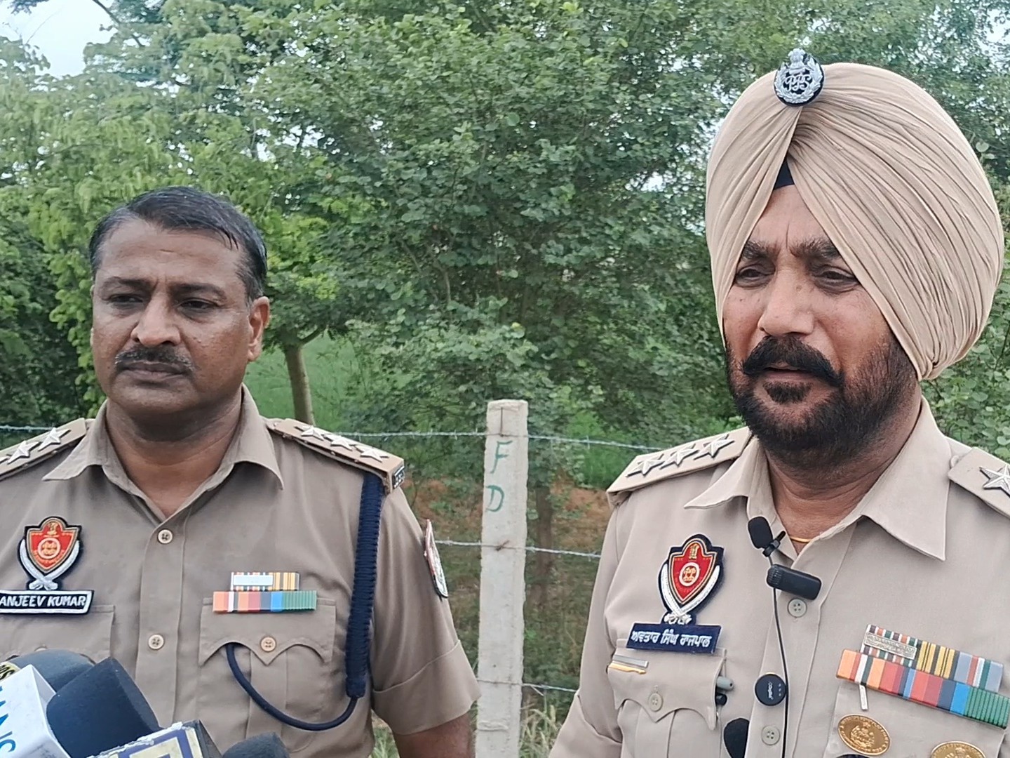 मामले की जानकारी देते DSP संजीव कुमार और अवतार सिंह राजपाल।