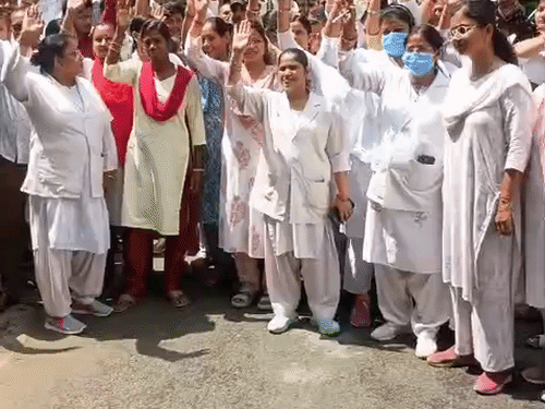 सुबह से ही कर्मचारियों ने कार्य बहिष्कार कर नारे बाजी शुरू कर दी।